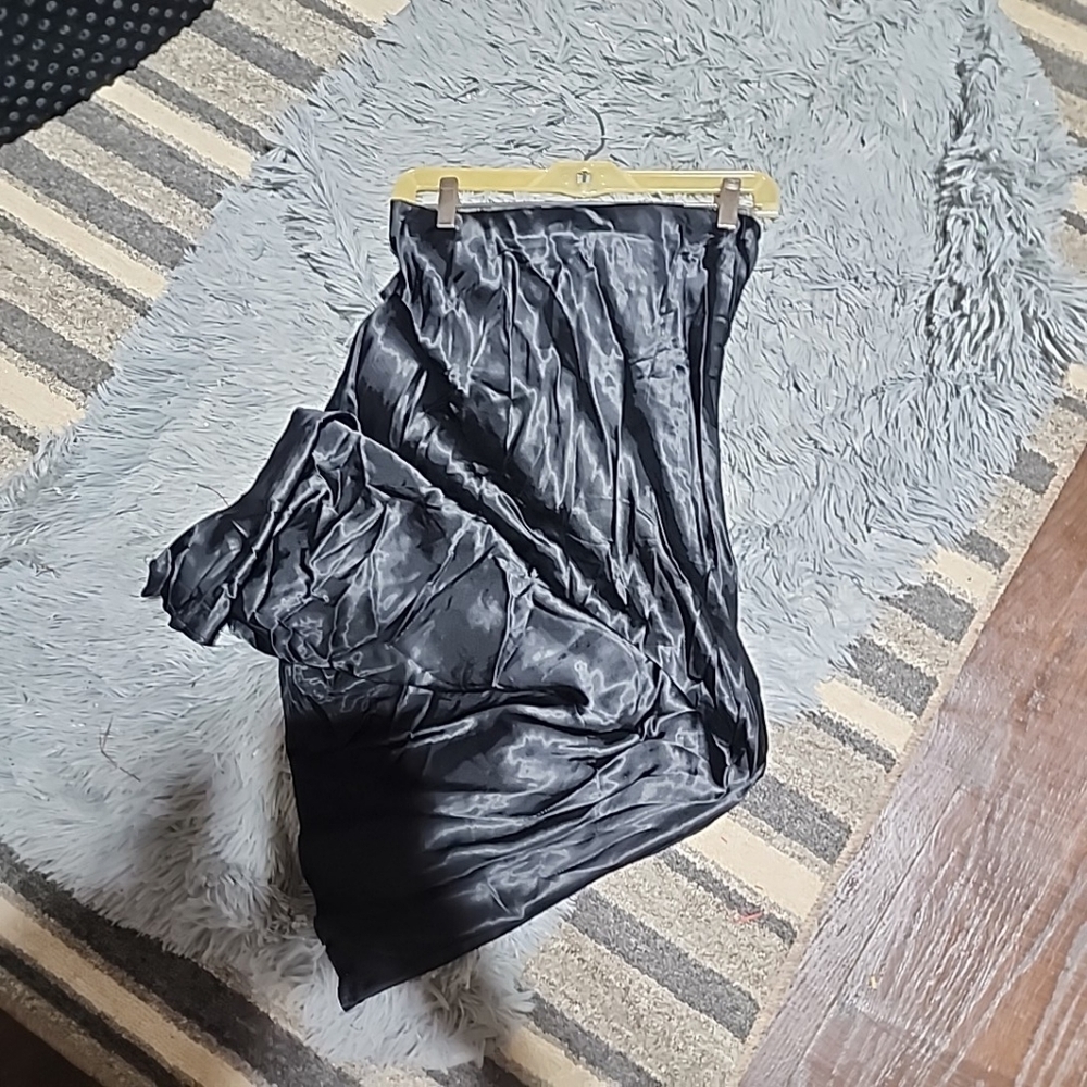 H& M Satin Black Midi Skirt. Nwt Size Small - Picture 3 of 5